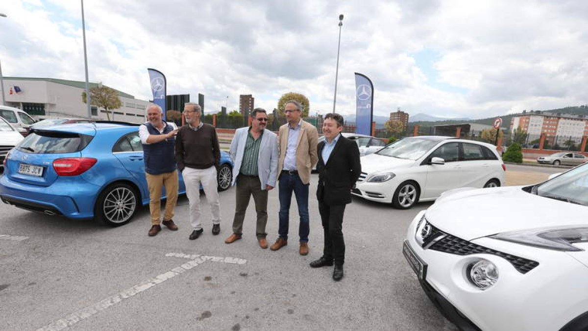 Voces, con representantes municipales, en la inauguración de la feria del vehículo de ocasión. BARREDO