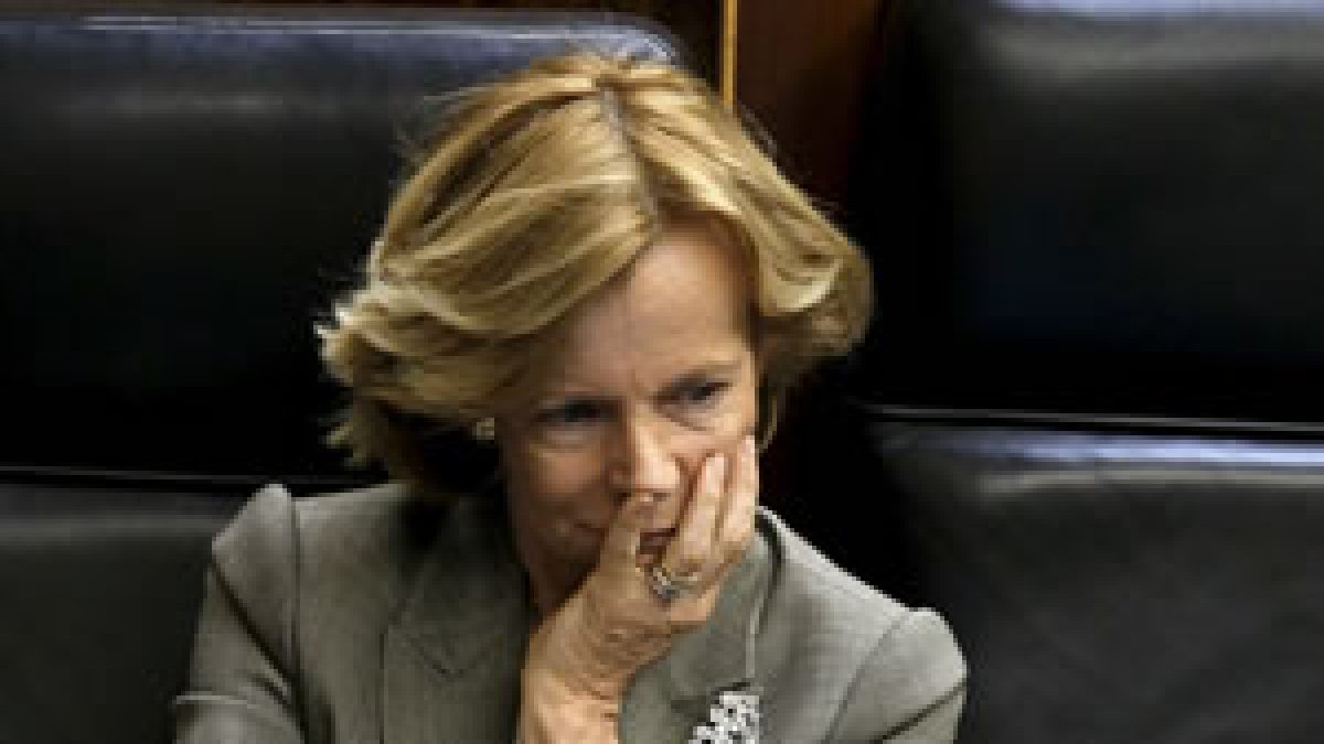 La vicepresidenta del Gobierno, Elena Salgado, pensativa durante un pleno.