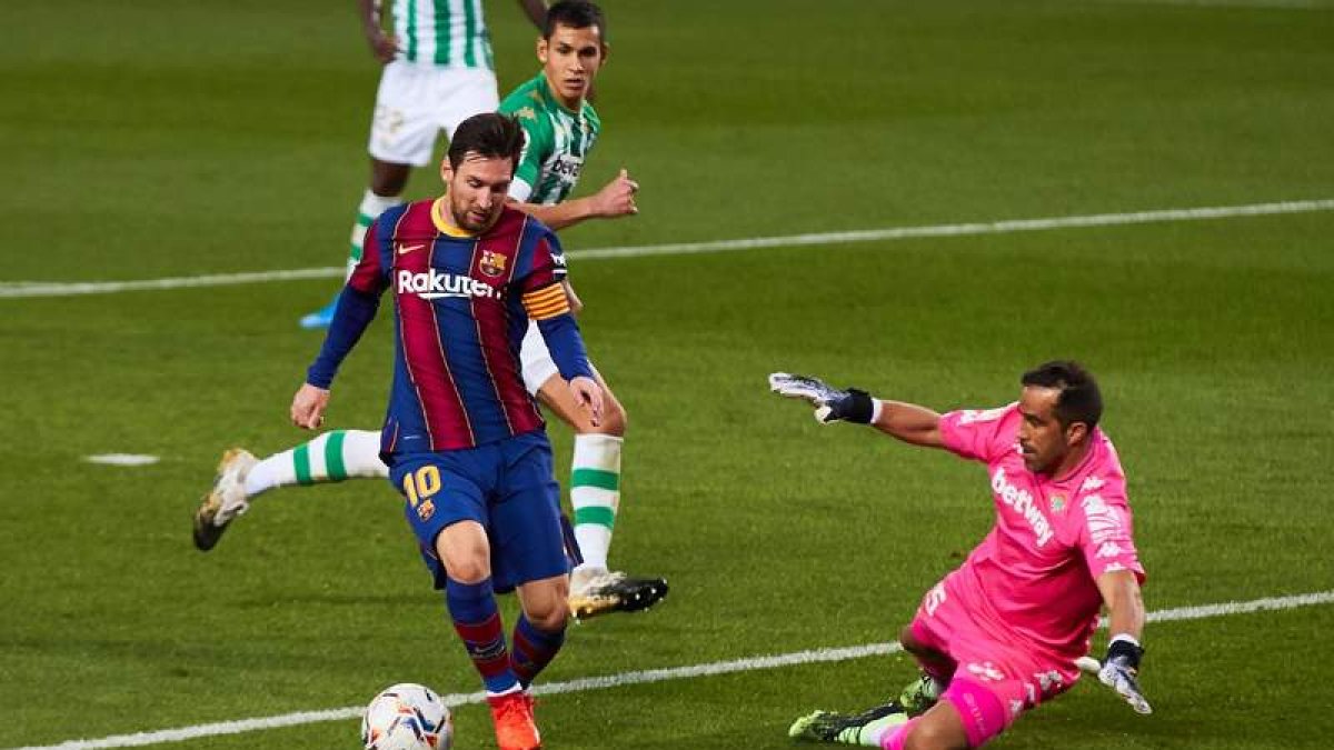Messi saltó al campo en la segunda mitad, hizo dos goles y reactivó al Barcelona. ALEJANDRO GARCÍA