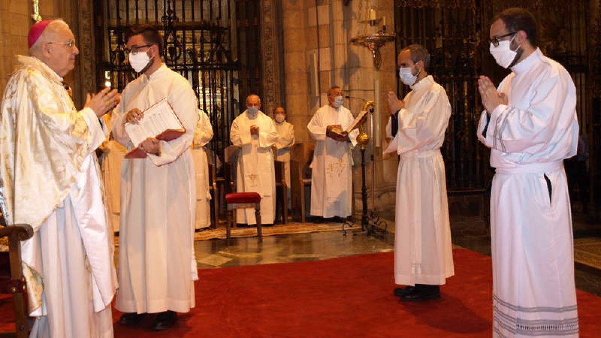 Un momento de la ceremonia de ordenación de los dos nuevos diáconos oficiada ayer en la Catedral de León. DL