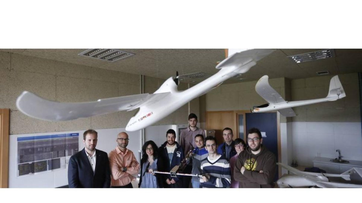 Alumnos de Cartum, de quienes surgió la iniciativa de traer Auvsi a León, con un prototipo diseñado y fabricado por ellos