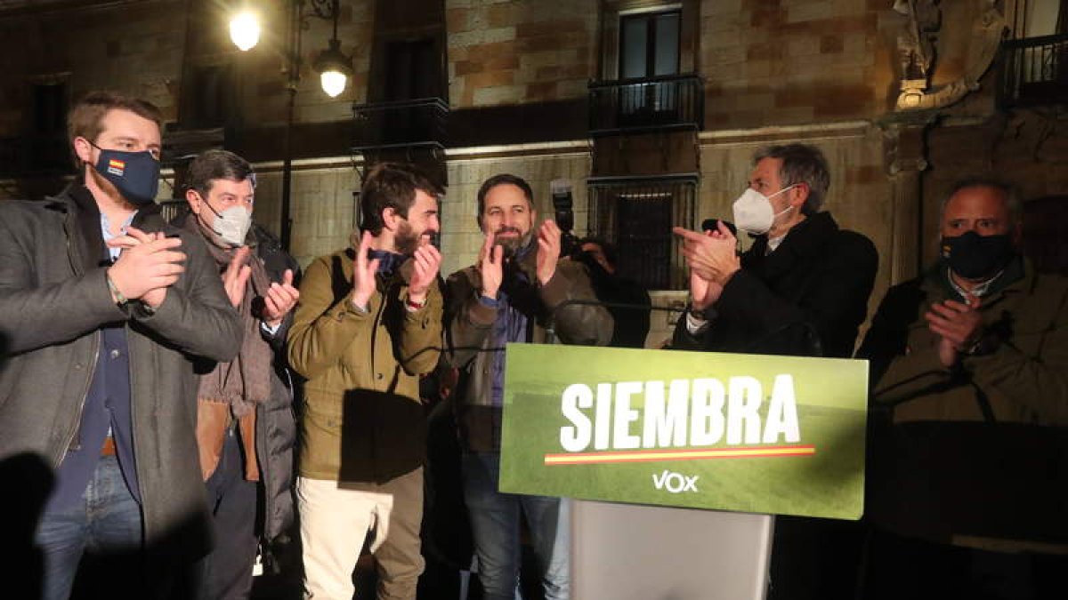 Abascal, en el centro, junto a García Gallardo; a la derecha, Calvo Liste y Pollán, en el acto político de León, el pasado jueves. RAMIRO