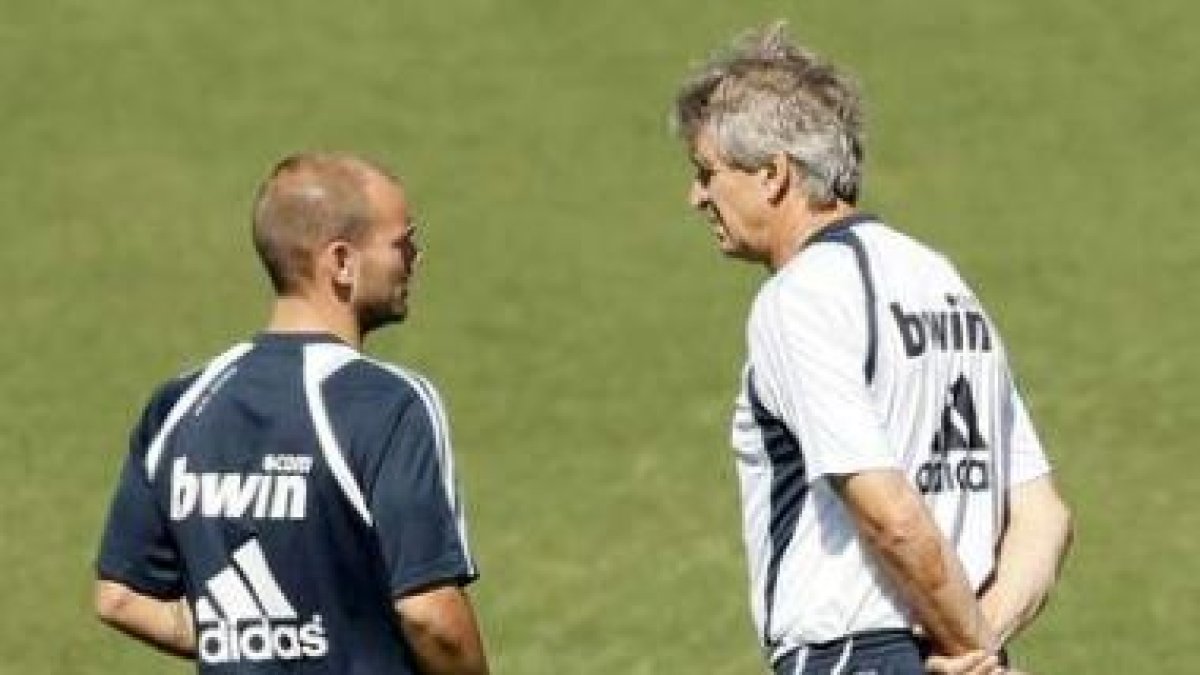 El centrocampista holandés conversa con su todavía entrenador, Pellegrini .