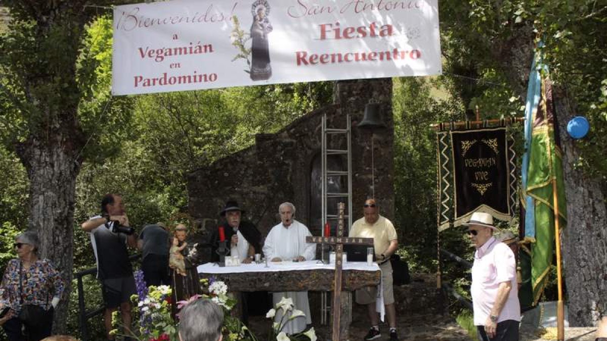 Inicio de la procesión con la imagen de san Antonio. CAMPOS