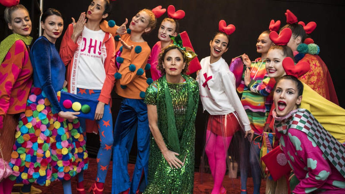 La diseñadora española Ágata Ruiz de la Prada, con las modelos que desfilaron ayer en Nueva York. EDU BAYER