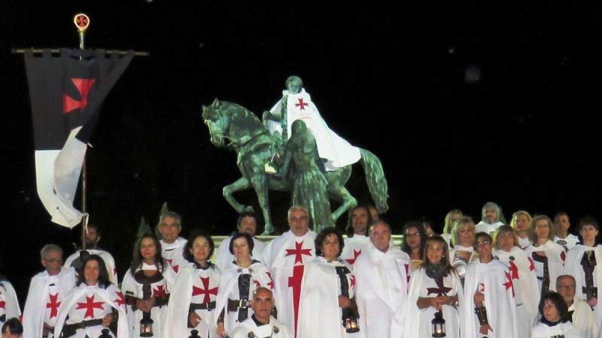 Un momento del acto celebrado ante la estatua. CEBRONES
