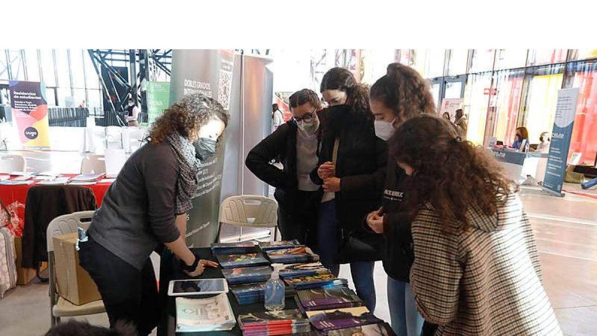 Imagen de estudiantes de bachillerato en una feria de la Universidad. MARCIANO PÉREZ