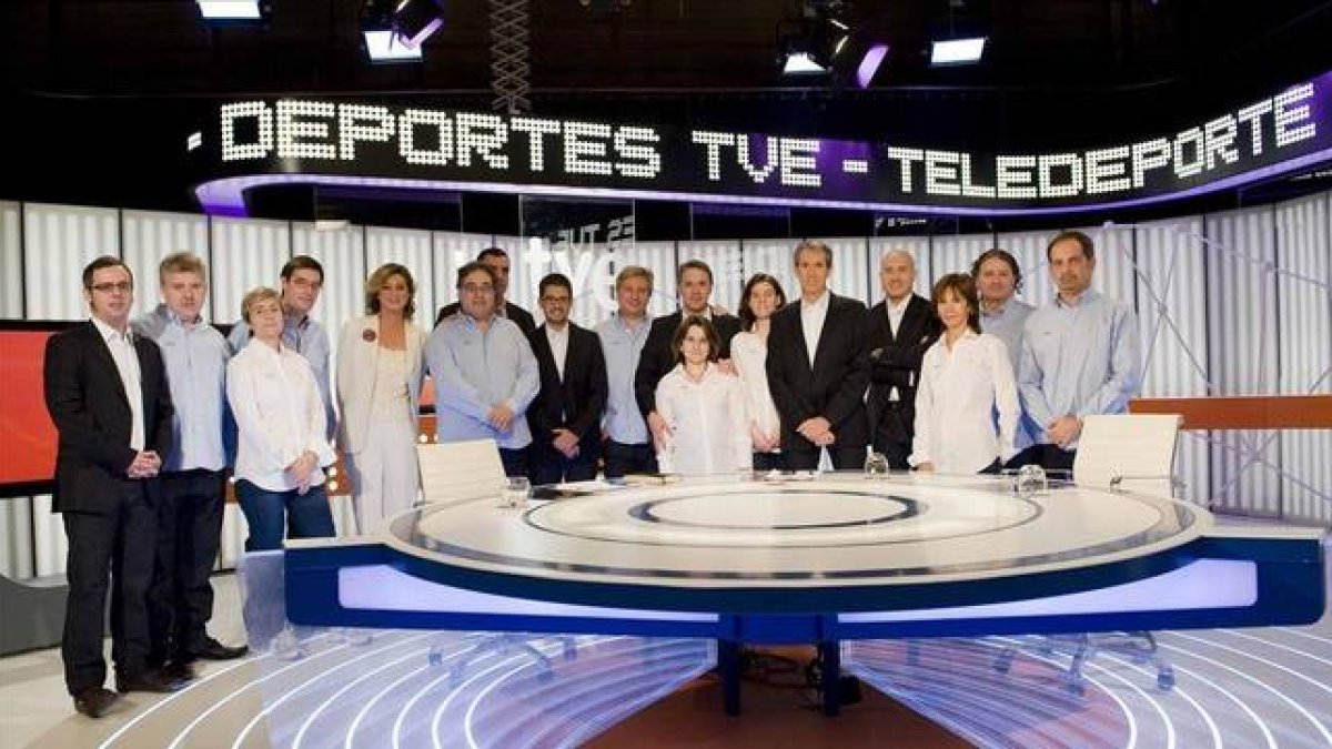 Parte del equipo de Teledeporte, en los estudios de la cadena.