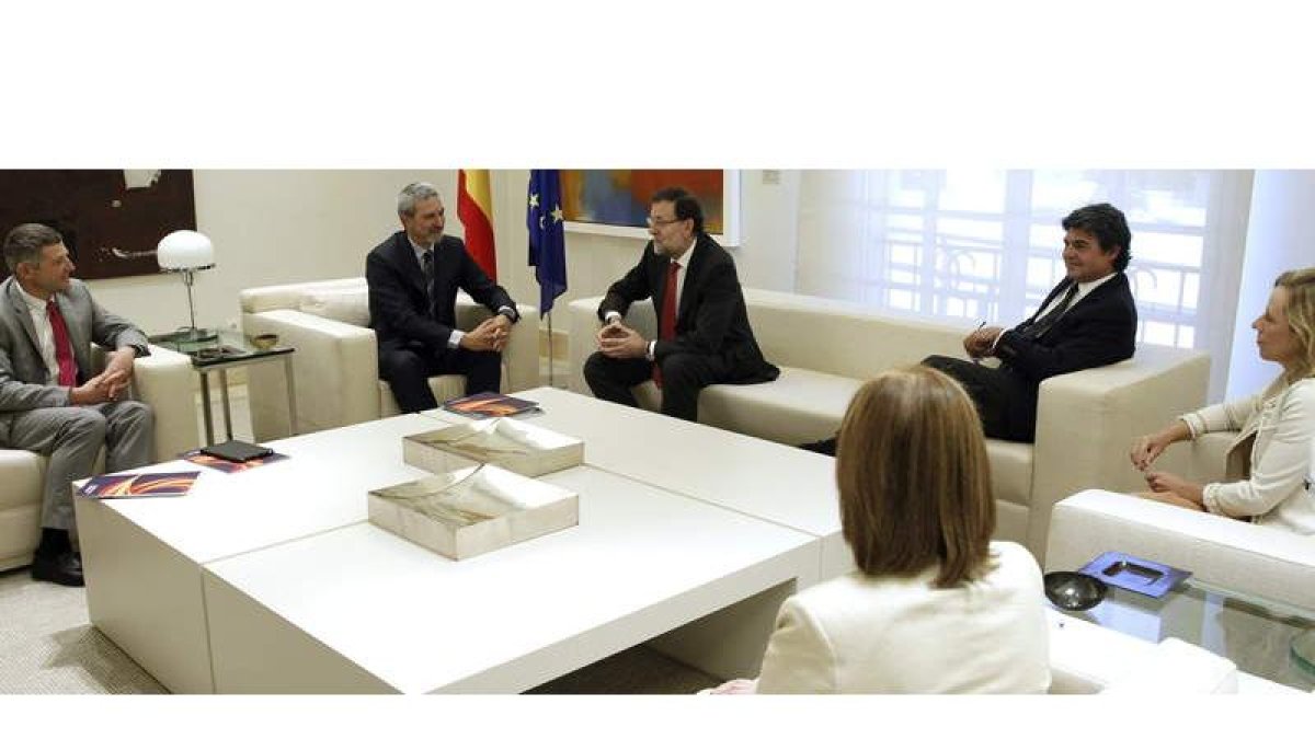 El presidente del Gobierno, Mariano Rajoy, se reunió ayer con una delegación de la plataforma Sociedad Civil Catalana.