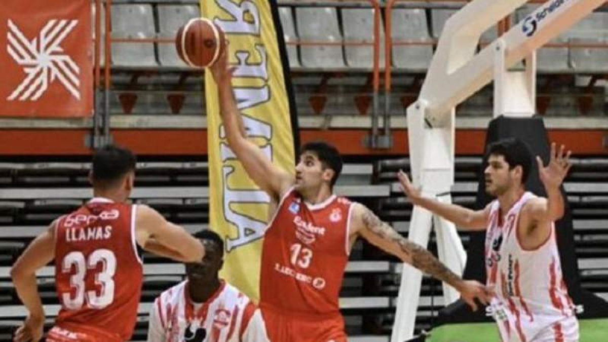 La Cultural se atascó en Gijón y sufrió su primera derrota. CORINTO