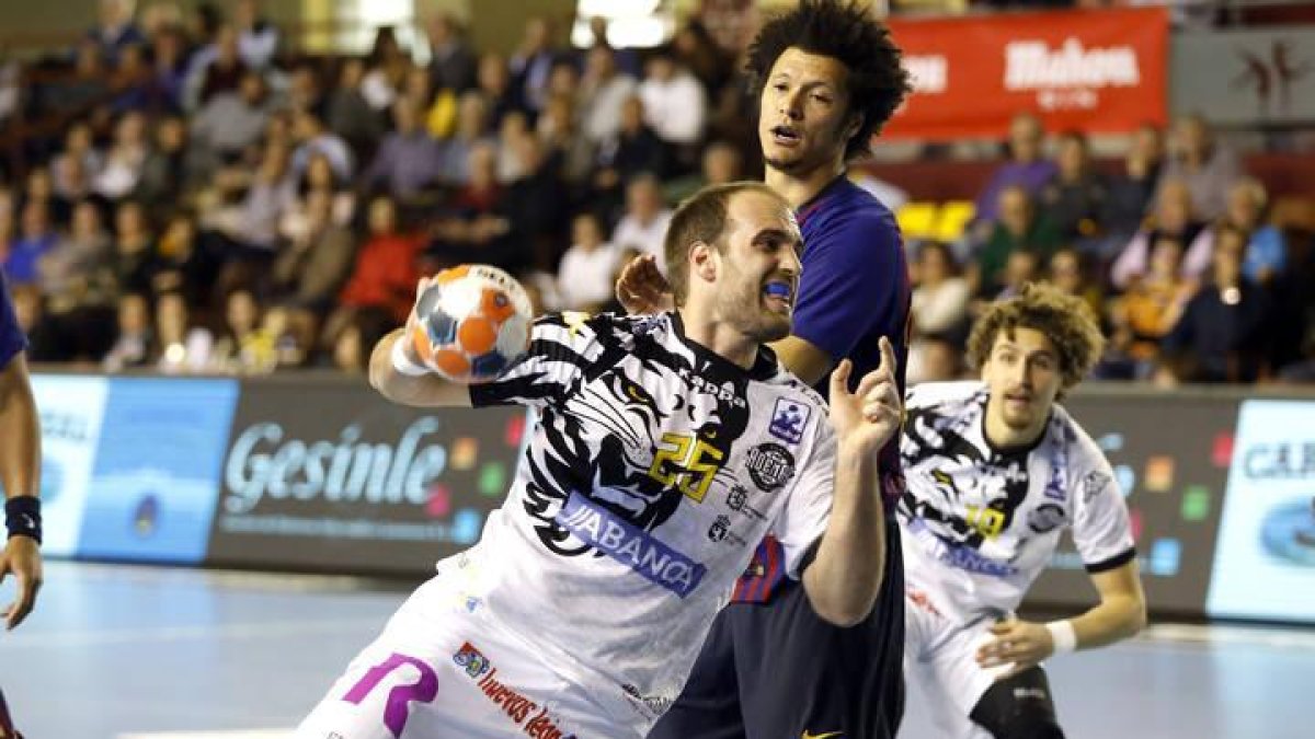 Un momento del partido que disputó el Abanca Ademar contra el Barcelona Lassa.