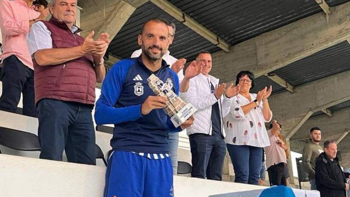 Yuri, como capitán, recoge el trofeo para la Deportiva en el trofeo de Ribadeo. SDP