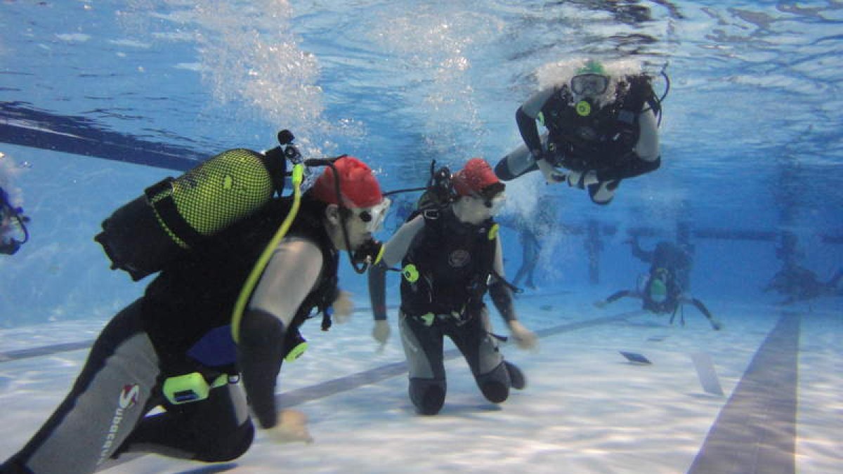 Los alumnos del MBA durante la sesión bajo el agua.