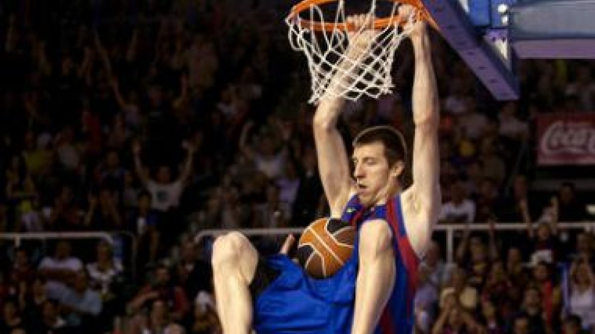 Fran Vázquez efectúa un mate en presencia de un rival del Bizkaia Bilbao Basket.
