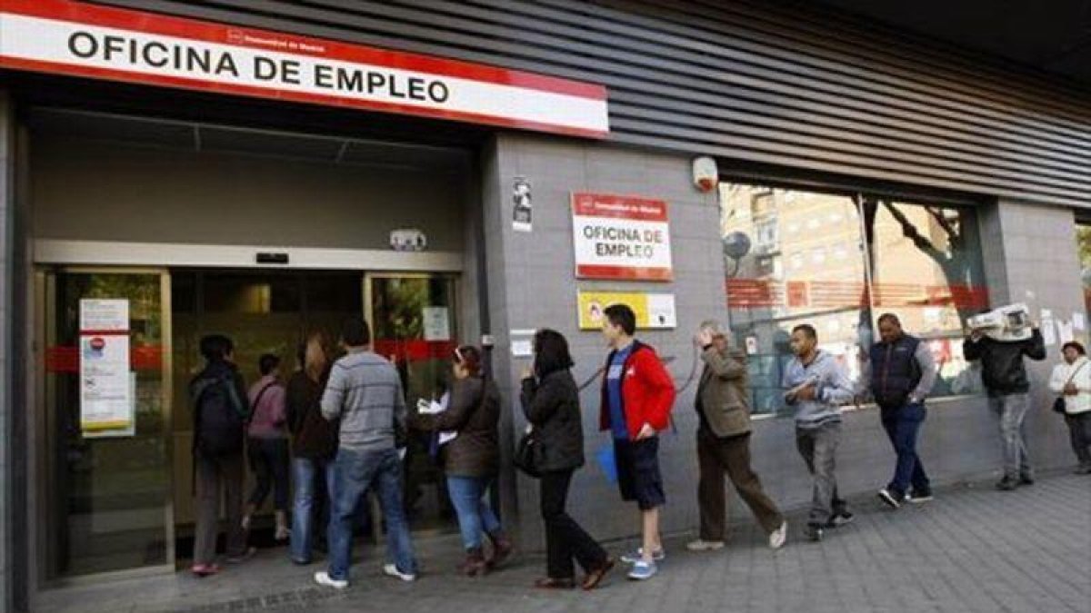 Cola de parados en en una oficina de empleo.