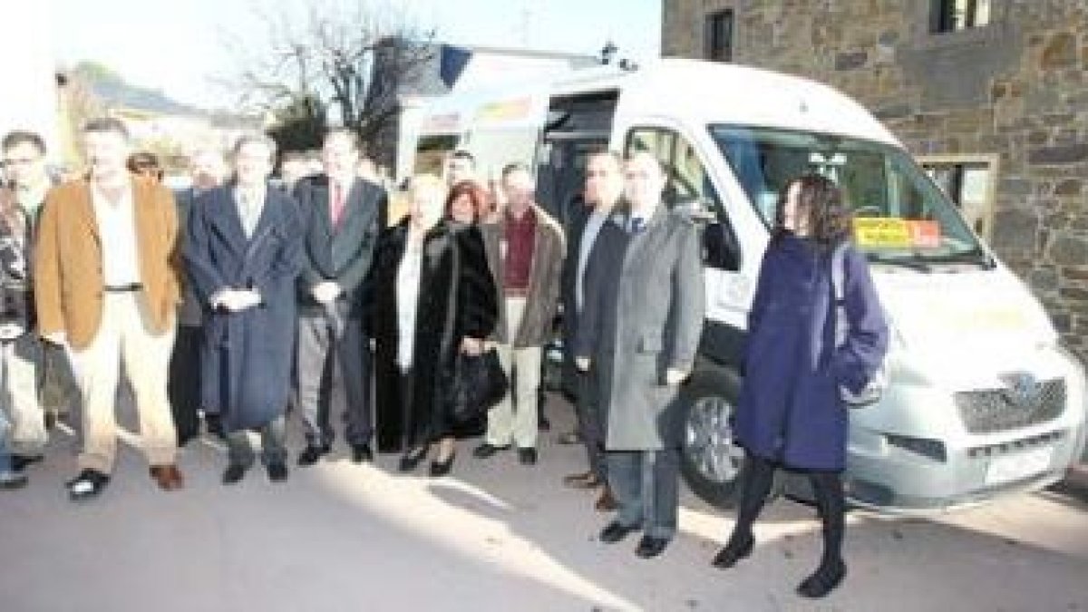 El consejero de Fomento, en el centro, con los alcaldes de Páramo, Toreno y Berlanga.