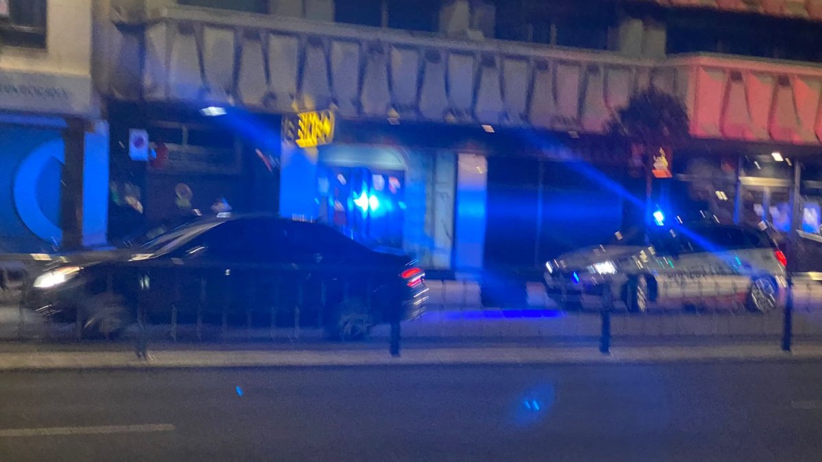 El vehículo siniestrado, junto a una patrulla de Policía Local. MR