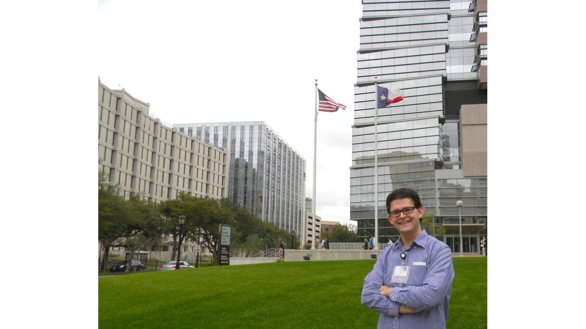 Lisardo posa delante del Medical Center de Houston, donde se halla su centro de trabajo.