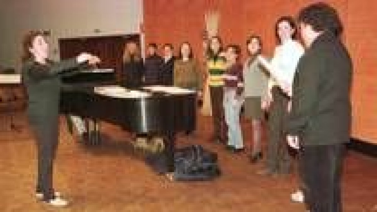 Imagen de varios alumnos durante una clase impartida en el conservatorio