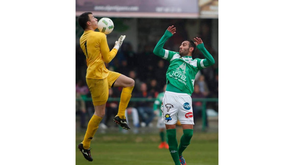 Roberto Puente anotó el gol del Atlético Astorga y siempre fue un incordio para la zaga local. JESÚS