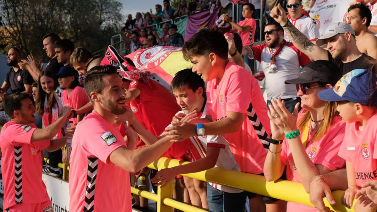 Los jugadores de la Cultural agradecieron a los aficionados el apoyo recibido desde las gradas de El Plantío al final del encuentro. CÉSAR MANSO
