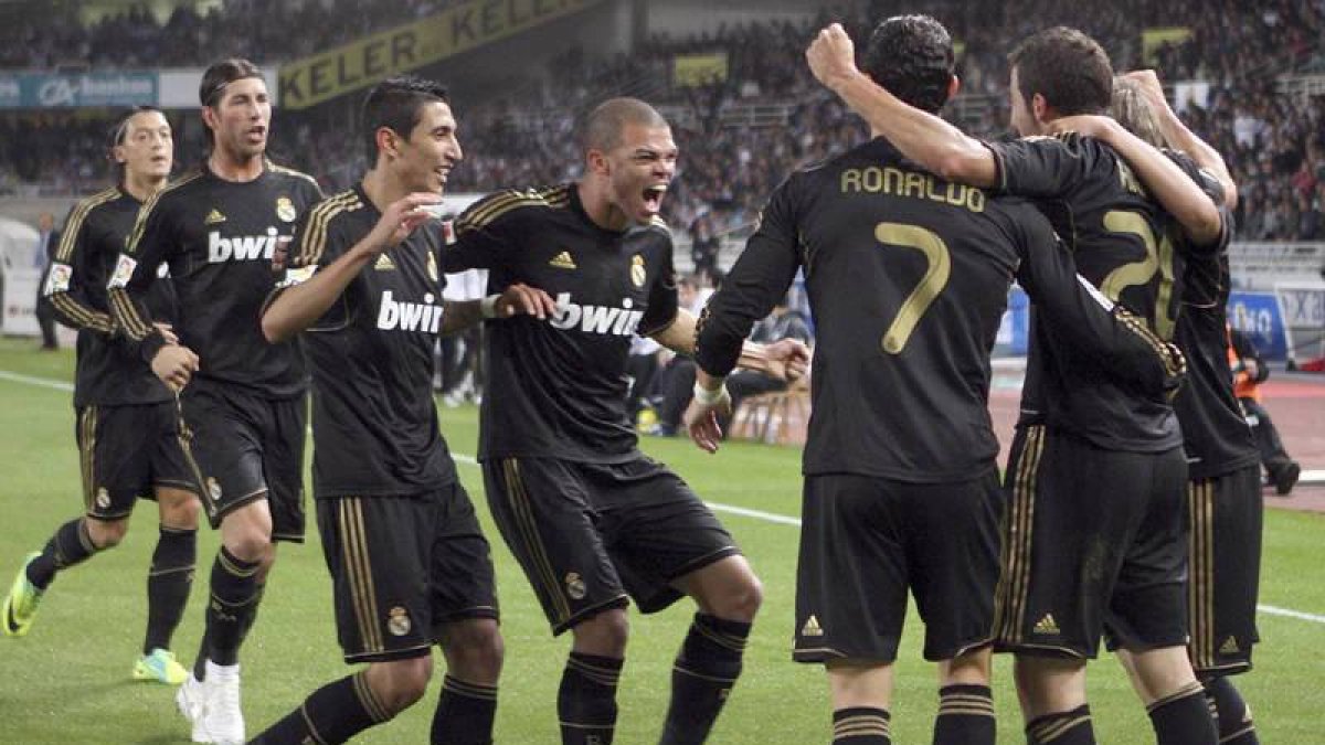 Los jugadores del Real Madrid celebran con Higuaín el primer y único gol del partido.