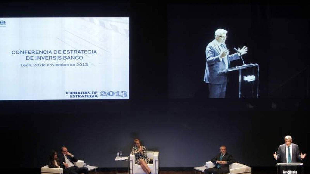 Los analistas, ayer durante el acto en el Auditorio.