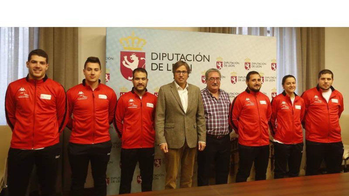 Parte de los luchadores leoneses que viajarán a Canarias del 3 al 9 de diciembre. JESÚS F. SALVADORES