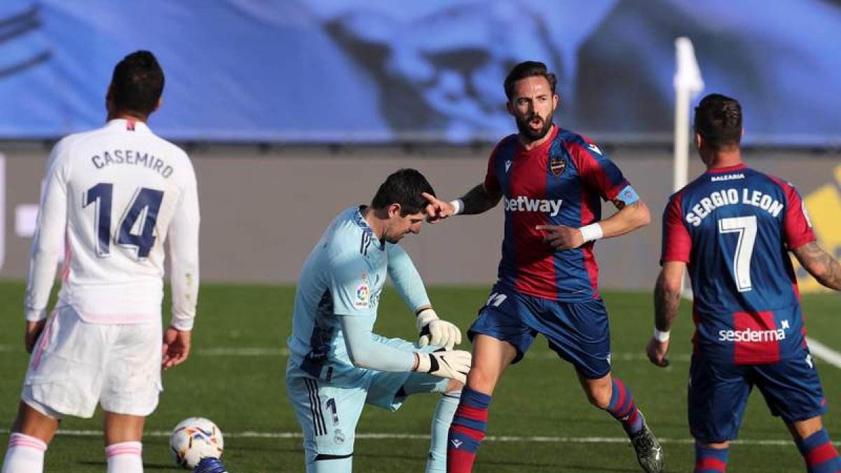 Morales celebra su gol frente al Real Madrid ante la desesperación de Courtois. KIKO HUESCA