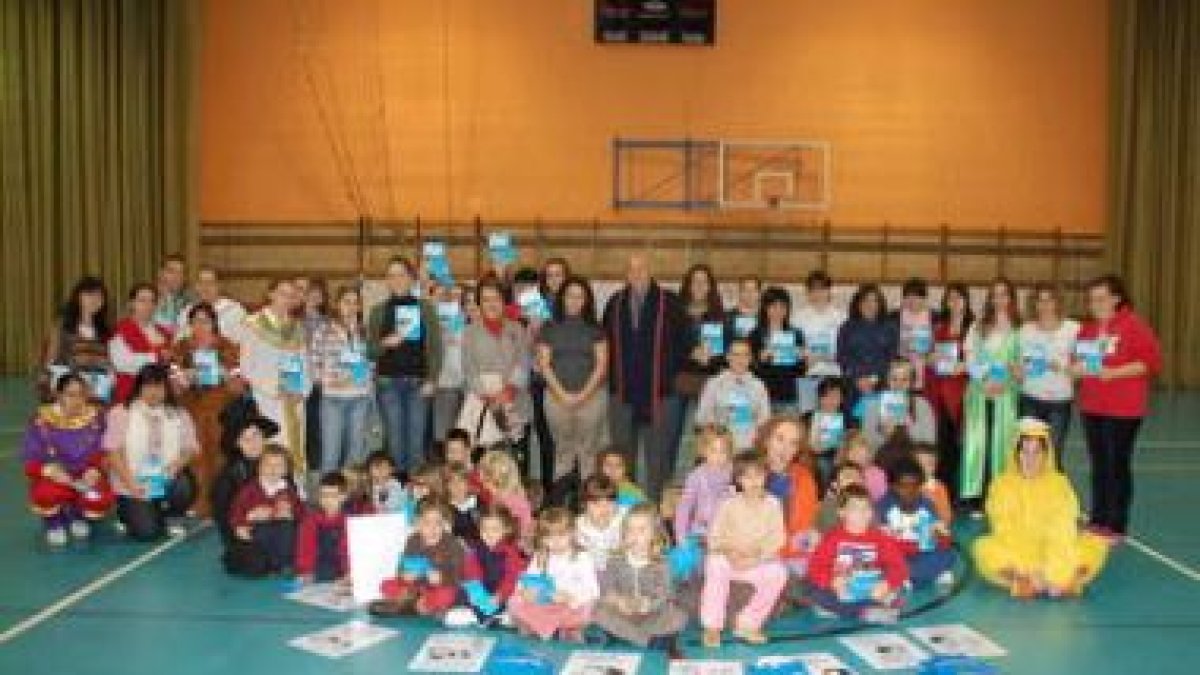 Los niños que participaron en la fiesta infantil que se celebró en el pabellón César Álvarez.