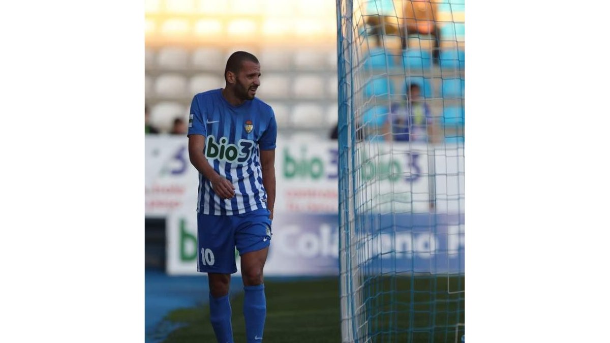 La celebración de un gol es algo que escasea esta temporada en las filas de la Deportiva. L. DE LA MATA