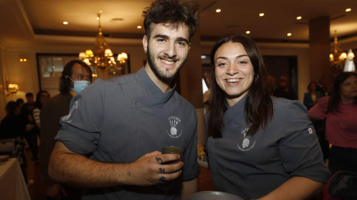 Diego Apuntate, de 23 años, y Aludia Navarro, de 25, ganadores del certamen de la Semana Internacional de la Trucha. RAMIRO