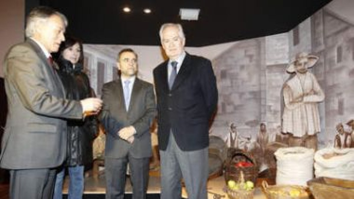 Álvarez, Palazuelo y García, visitan el Citba con la técnico de turismo.