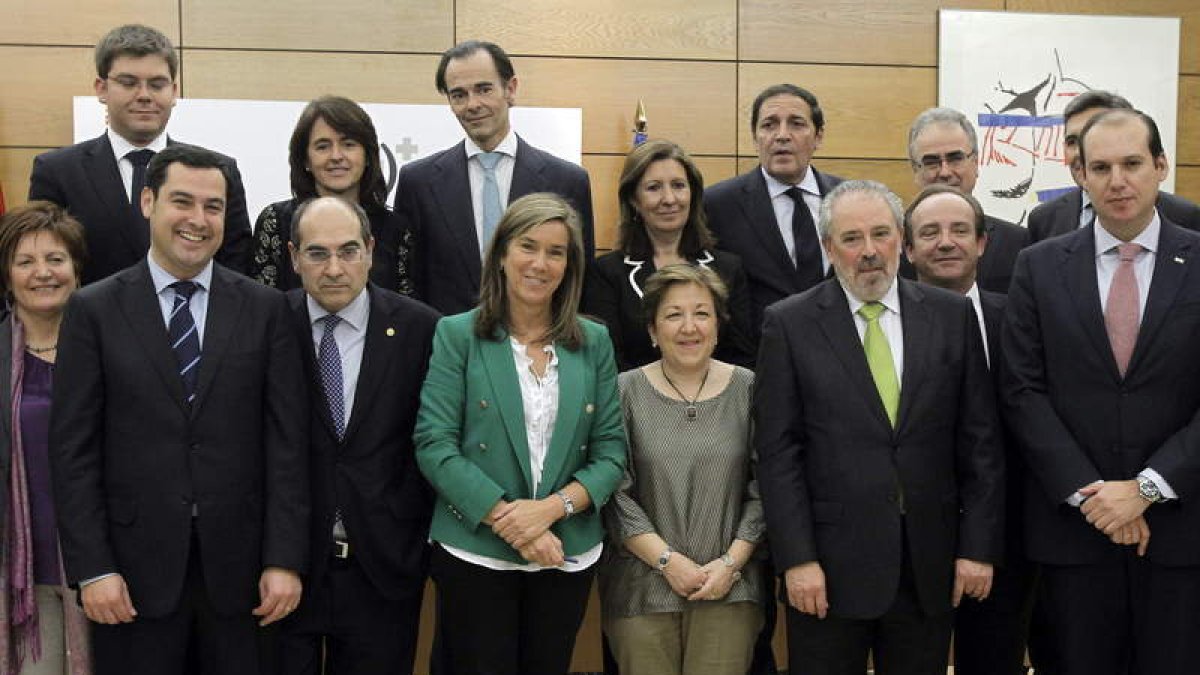 Ana Mato posa para la foto de familia con los consejeros de Sanidad, antes de la reunión.