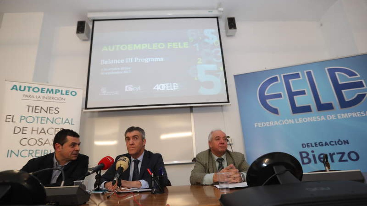 Javier Morán, Javier Cepedano y Hermenegildo Fernández, en la presentación de balance. ANA F. BARREDO