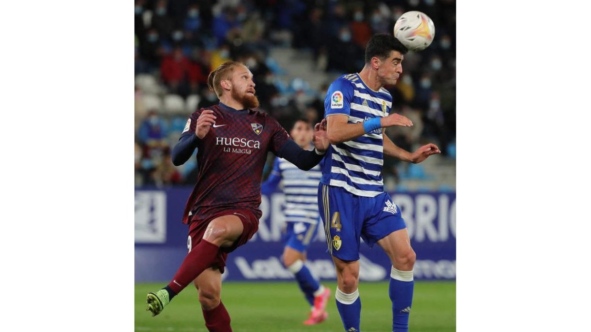 El jugador de la Ponferradina Copete pelea por el balón en un partido frente al Huesca. L. DE LA MATA