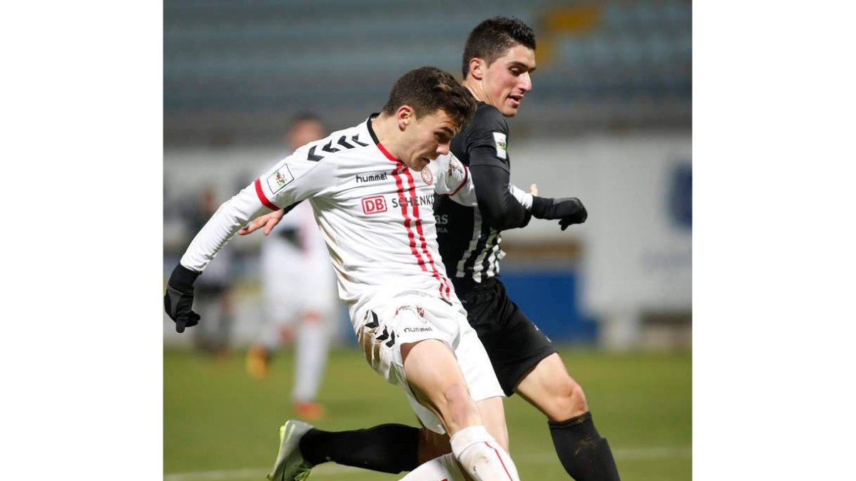 Álex Gallar sentenció el partido frente al Burgos CF como muestra la imagen. Genio y figura, además de ídolo del Reino. JESÚS F. SALVADORES