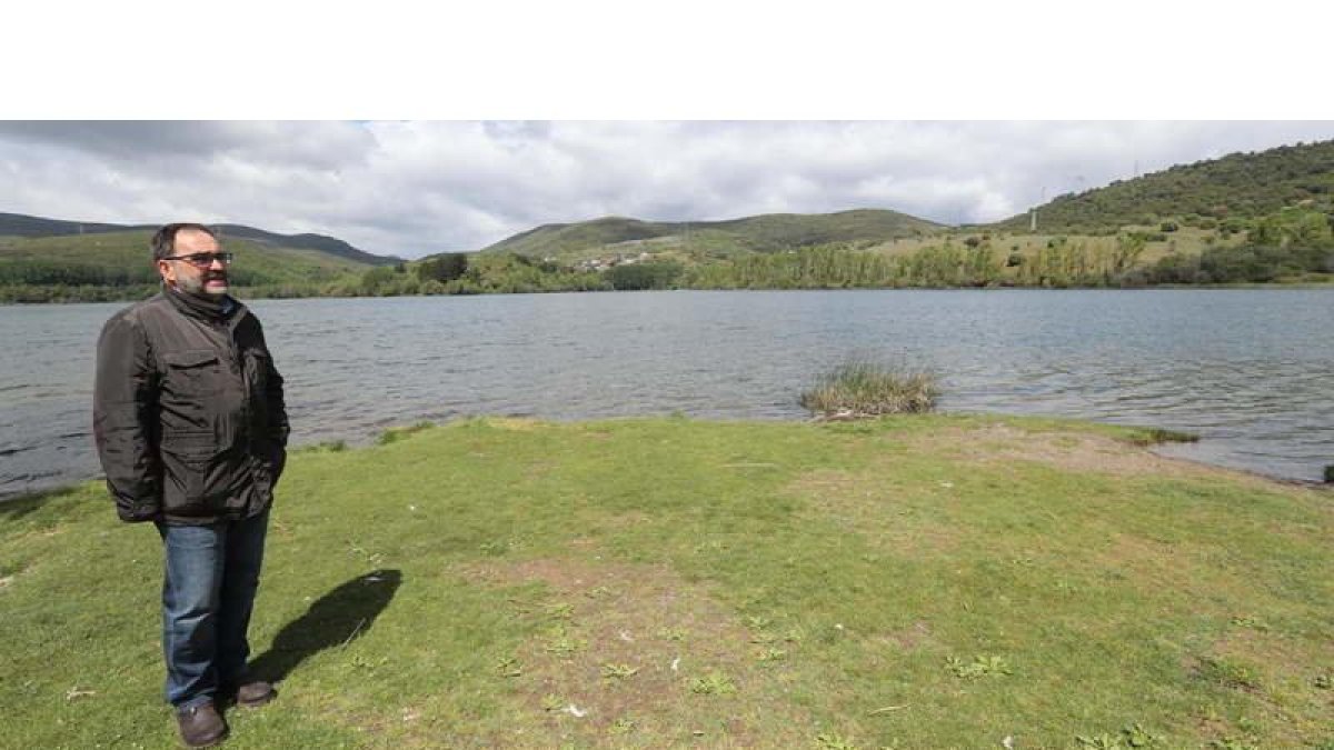 El alcalde de Carucedo, Alfonso Fernández, en la orilla del lago de Carucedo, en una imagen tomada el pasado mes de mayo. ANA F. BARREDO