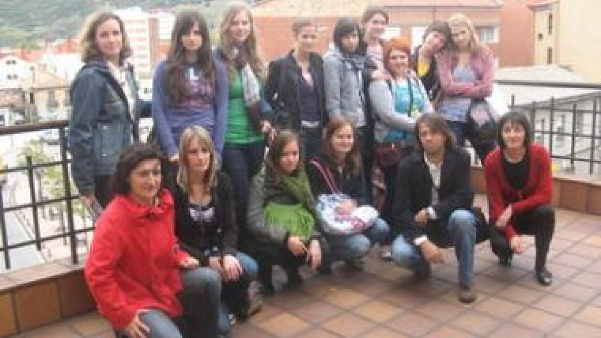El grupo de jóvenes estudiantes eslovenas de Celje subió al ático de la Casa Consistorial de La Robl