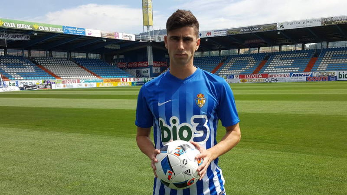 Nacho López posó ayer con su nueva camiseta en el que va a ser su estadio esta temporada. FROC
