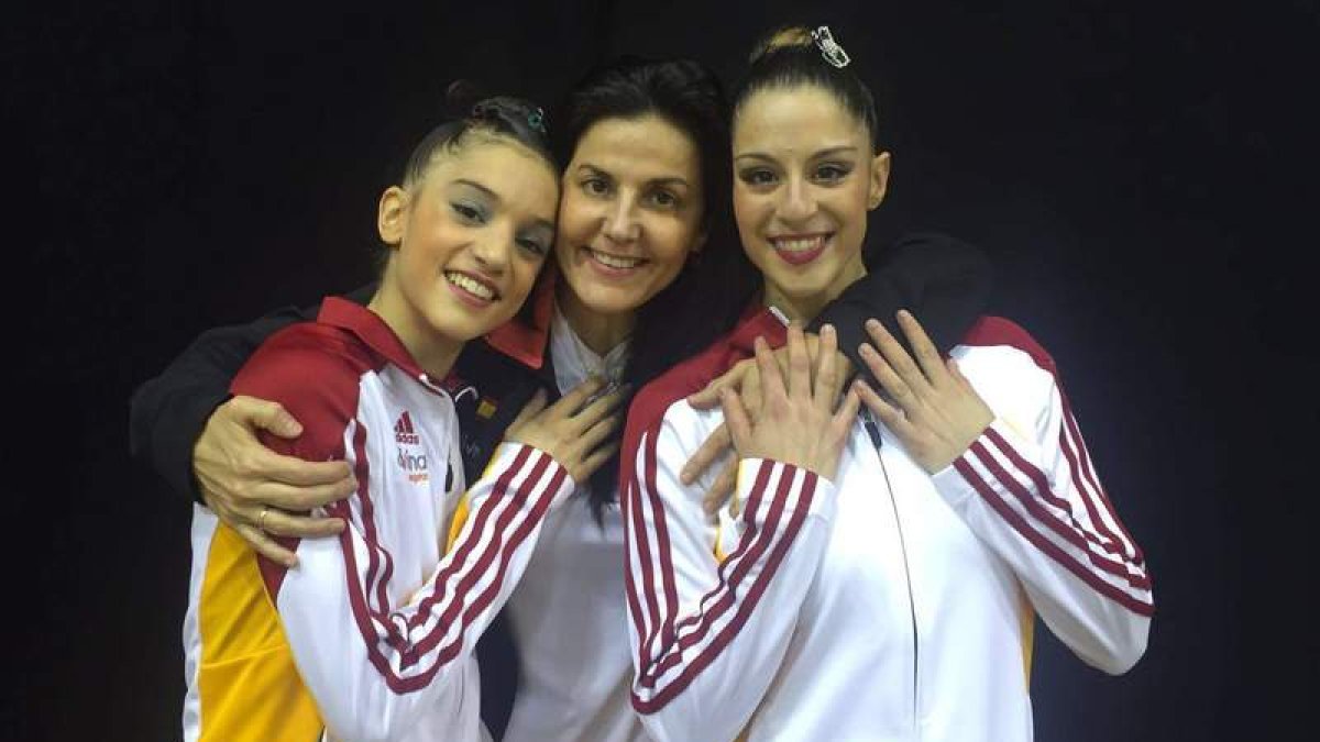 Carolina junto a su compañera Sara Llana y su entrenadora Ruth Fernández tras acabar la competición en la Copa del Mundo de Lisboa. DL