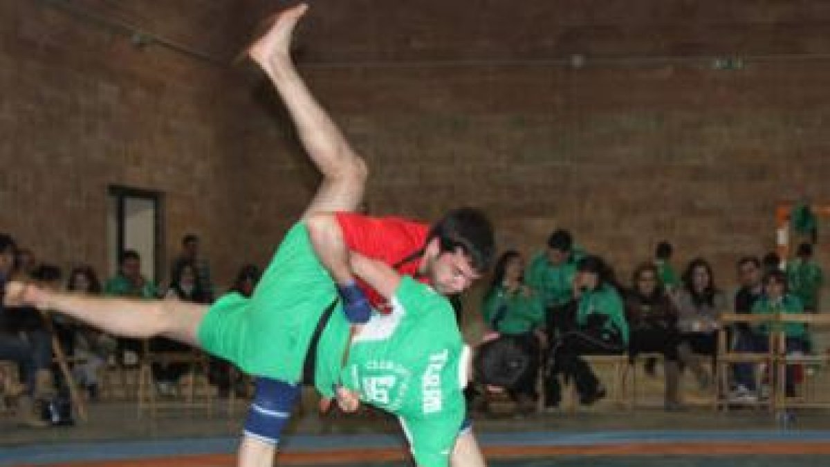Gasi sumó sus victorias a la primera de los leones en el inicio de la liga de lucha.