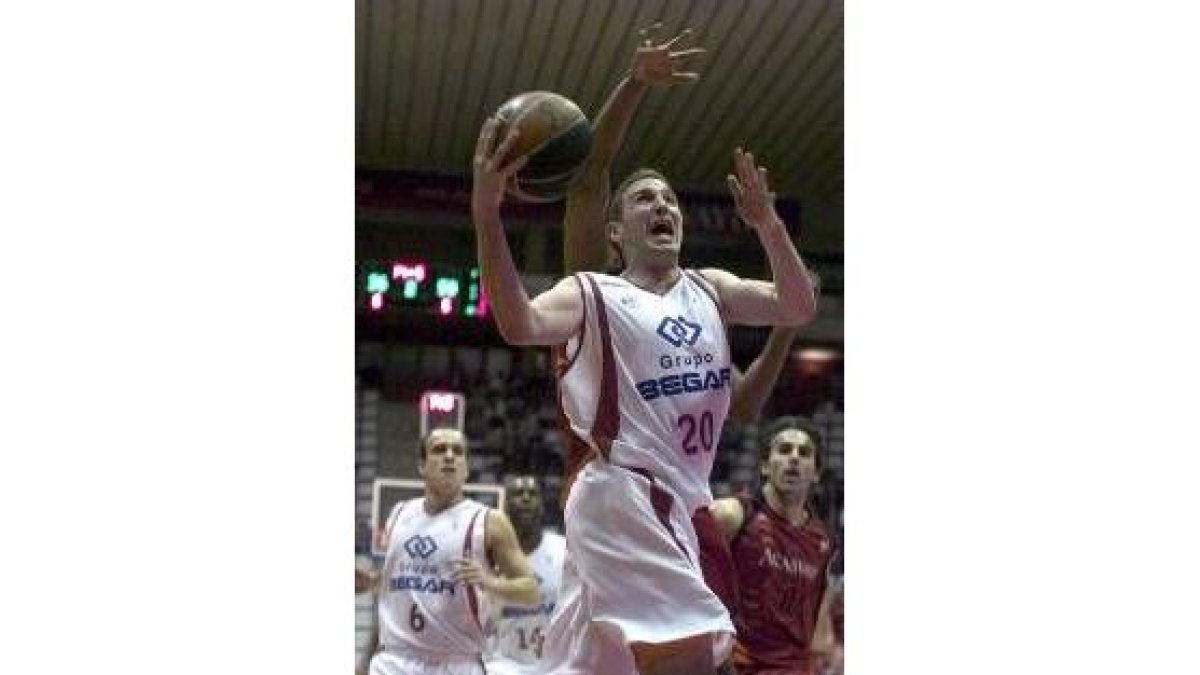 El escolta del Grupo Begar Txemi Urtasun entra a canasta tras superar a los jugadores del Akasvayu