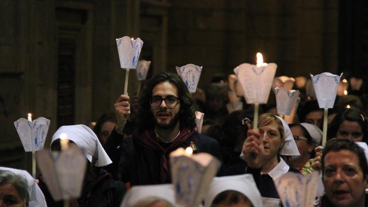 Decenas de personas desfilaron en procesión hoy en la Catedral de León para conmemorar la festividad de Lourdes