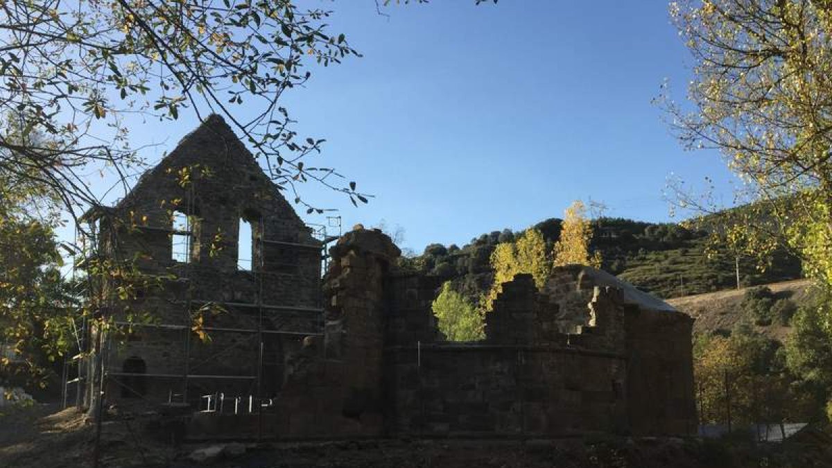 Estado actual del que fuera monasterio de San Juan de Montealegre, con los andamios empleados para las labores de consolidación de materiales. B. FERNÁNDEZ
