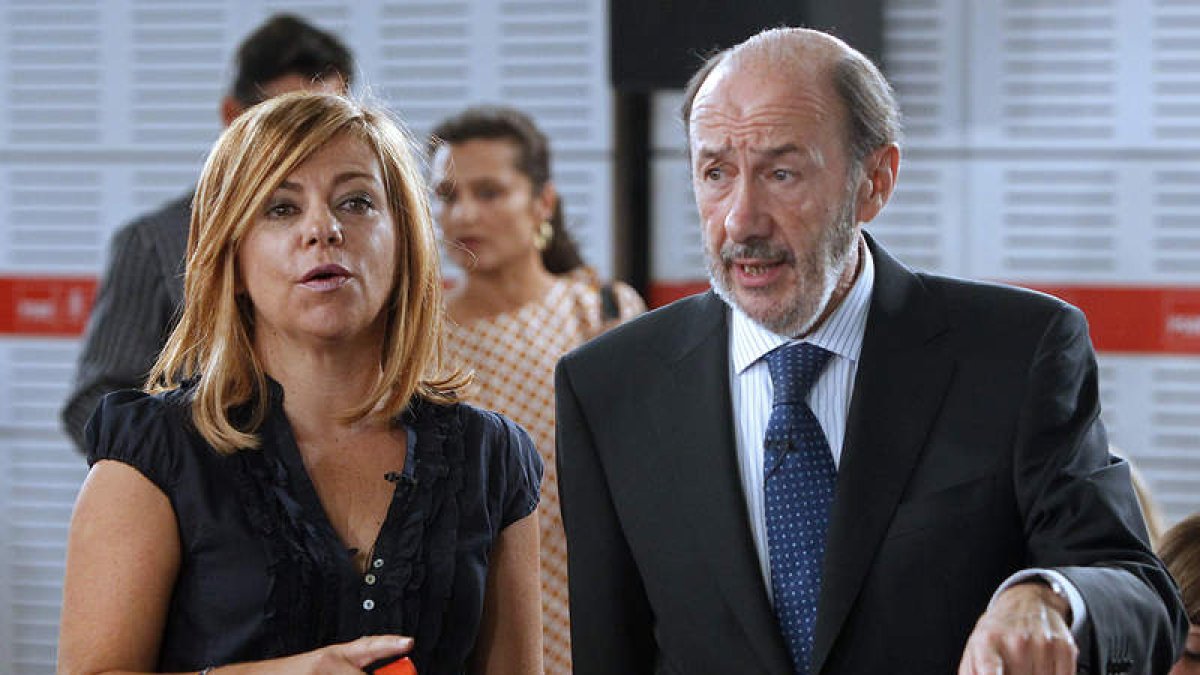 Elena Valenciano y Alfredo Pérez Rubalcaba, en el acto de ayer del candidato.