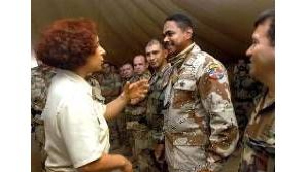 La ministra Ana Palacio conversa con varios soldados del contingente «Plus Ultra», ayer, en Diwaniya