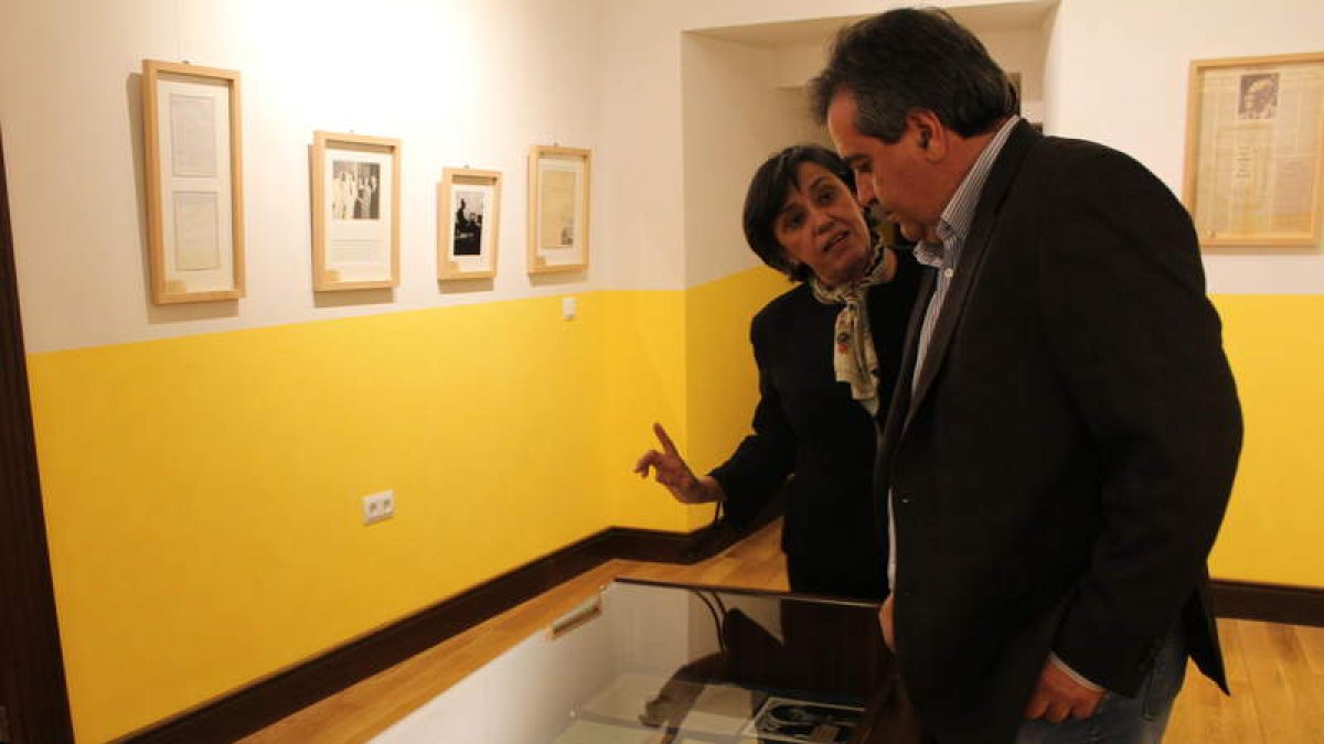La concejala de Cultura, Emilia Villanueva, junto al periodista Manuel Carlos Cachafeiro en la Casa Panero. A. VALENCIA