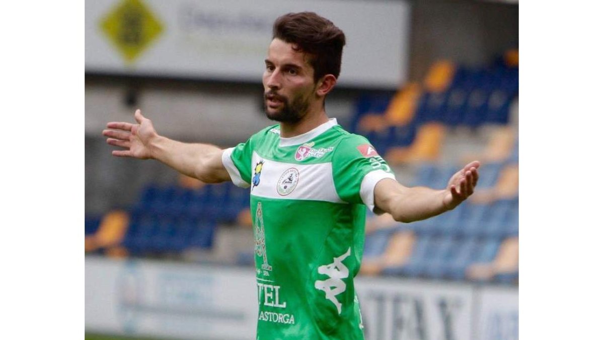 Ivi Vales se lamenta del gol encajado en la recta final del partido y que supuso la derrota del Atlético Astorga en Pasarón