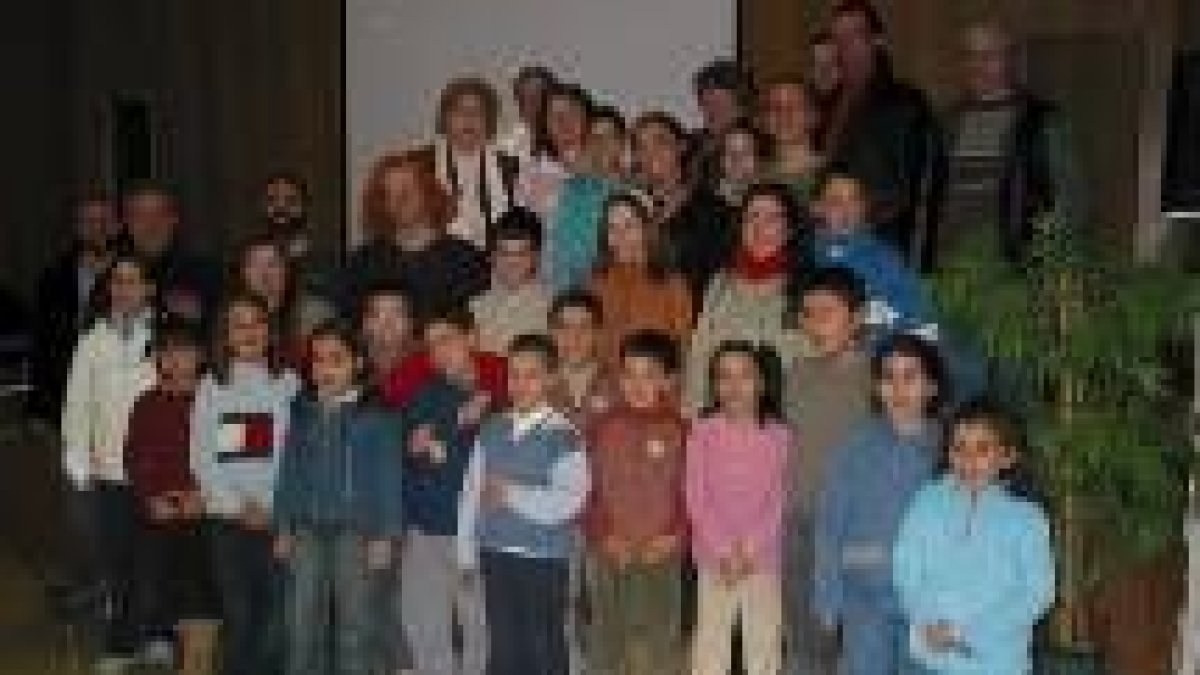 Los premiados posaron junto a la organización en una foto de familia